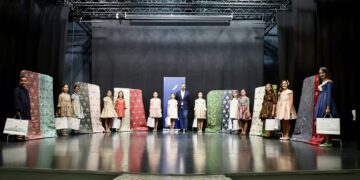 Compañía Valenciana de la Seda presenta las telas que lucirá la Corte de Honor de la Fallera Mayor Infantil de Valencia