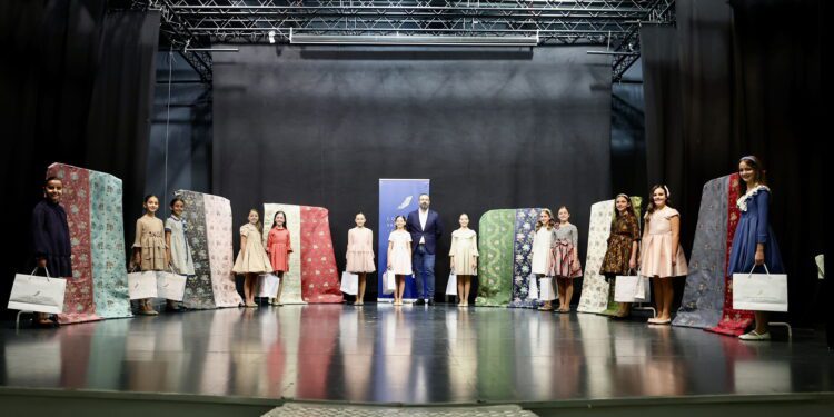 Compañía Valenciana de la Seda presenta las telas que lucirá la Corte de Honor de la Fallera Mayor Infantil de Valencia