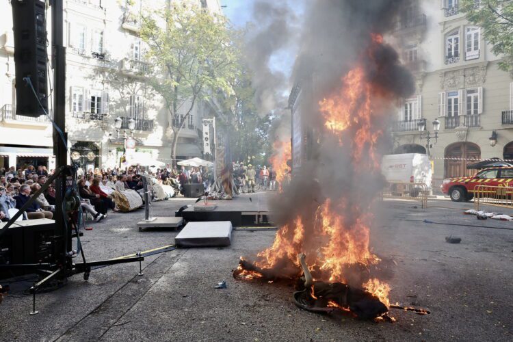 La Fallera Mayor de Valéncia rinde homenaje al maestro fallero Manuel Algarra con el descubrimiento de una placa conmemorativa