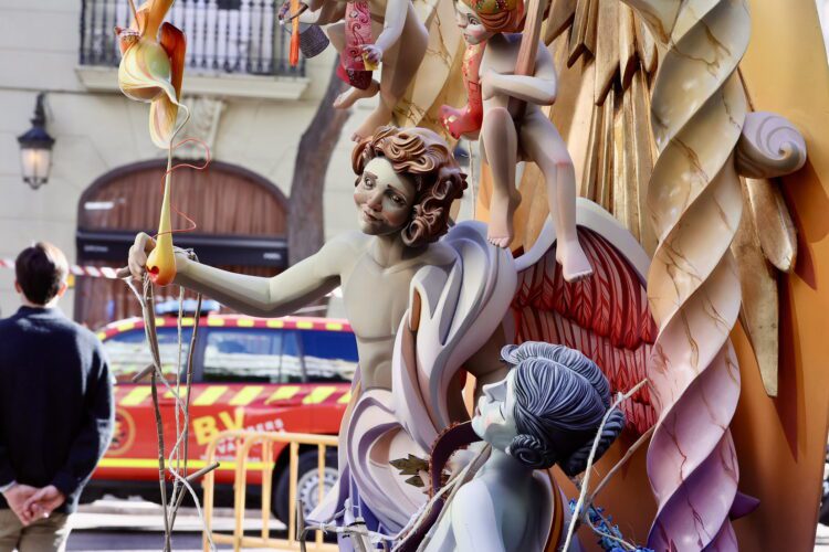 La Fallera Mayor de Valéncia rinde homenaje al maestro fallero Manuel Algarra con el descubrimiento de una placa conmemorativa