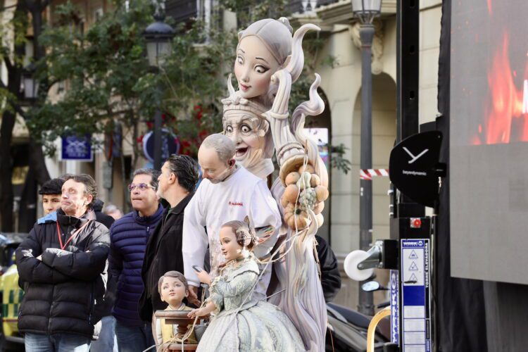 La Fallera Mayor de Valéncia rinde homenaje al maestro fallero Manuel Algarra con el descubrimiento de una placa conmemorativa