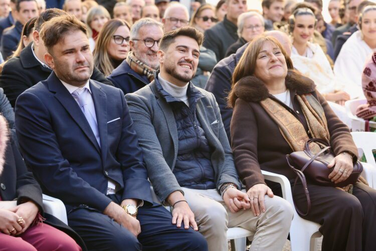 La Fallera Mayor de Valéncia rinde homenaje al maestro fallero Manuel Algarra con el descubrimiento de una placa conmemorativa