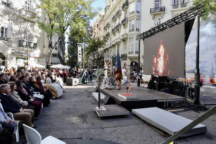 La Fallera Mayor de Valéncia rinde homenaje al maestro fallero Manuel Algarra con el descubrimiento de una placa conmemorativa
