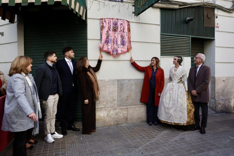 La Fallera Mayor de Valéncia rinde homenaje al maestro fallero Manuel Algarra con el descubrimiento de una placa conmemorativa