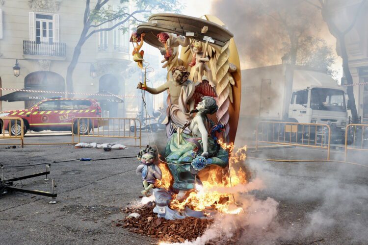 La Fallera Mayor de Valéncia rinde homenaje al maestro fallero Manuel Algarra con el descubrimiento de una placa conmemorativa