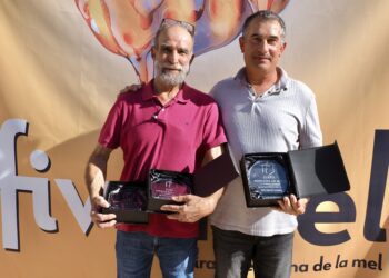 Montroy resurge de la DANA presumiendo de tener “la mejor miel del mundo”