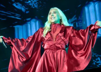 Mónica Naranjo repasa sus grandes hits en un emocionante concierto en Roig Arena