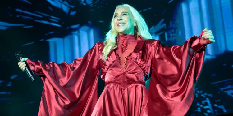 Mónica Naranjo repasa sus grandes hits en un emocionante concierto en Roig Arena