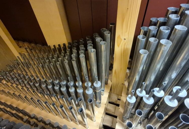 Bendición por el arzobispo del restaurado órgano romántico del Colegio del Patriarca, este sábado