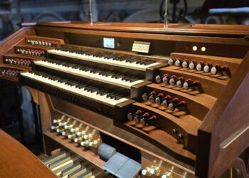 Bendición por el arzobispo del restaurado órgano romántico del Colegio del Patriarca, este sábado