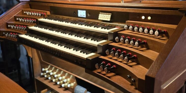 Bendición por el arzobispo del restaurado órgano romántico del Colegio del Patriarca, este sábado