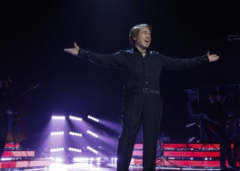 Raphael pone en pie al Roig Arena en un concierto para el recuerdo