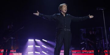 Raphael pone en pie al Roig Arena en un concierto para el recuerdo