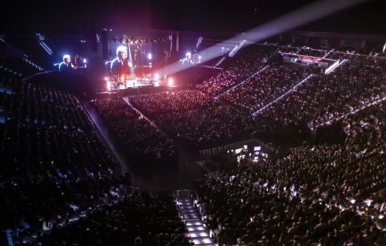 Raphael pone en pie al Roig Arena en un concierto para el recuerdo