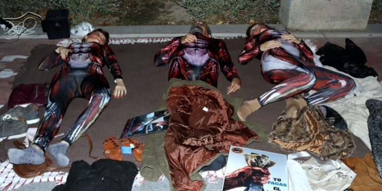 Performance contra la industria peletera en Alicante 1 Performance contra la industria peletera en Alicante