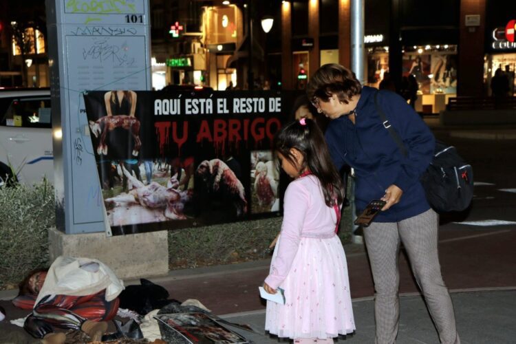 Performance contra la industria peletera en Alicante