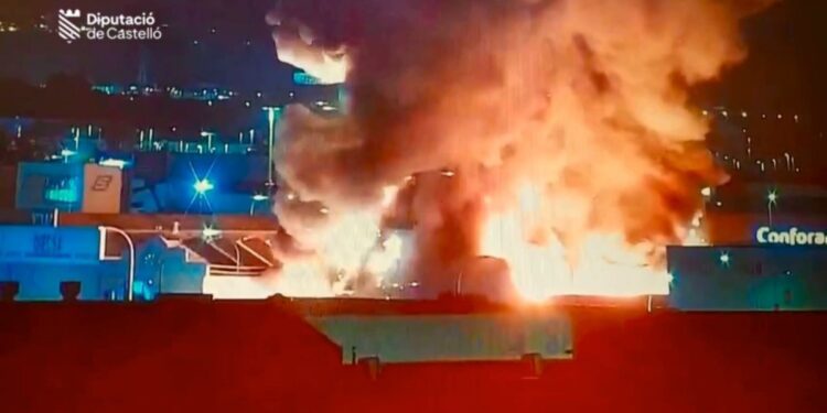 Incendio industrial en la Ciudad del Transporte de Castelló