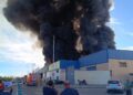 Gran columna de humo en la Malvarrosa y Patacona por un espectacular incendio industrial en Alboraya 10 Gran columna de humo en la Malvarrosa y Patacona por un espectacular incendio industrial en Alboraya