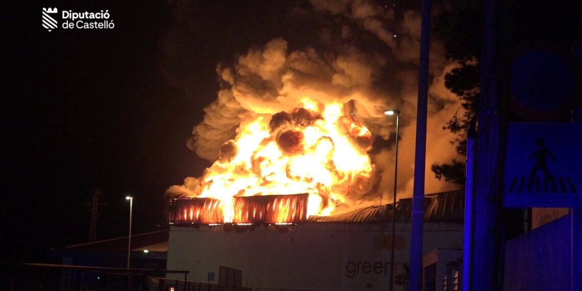 Un incendio industrial en Almassora destroza un almacén de naranjas la pasada noche