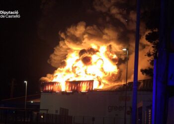 Un incendio industrial en Almassora destroza un almacén de naranjas la pasada noche