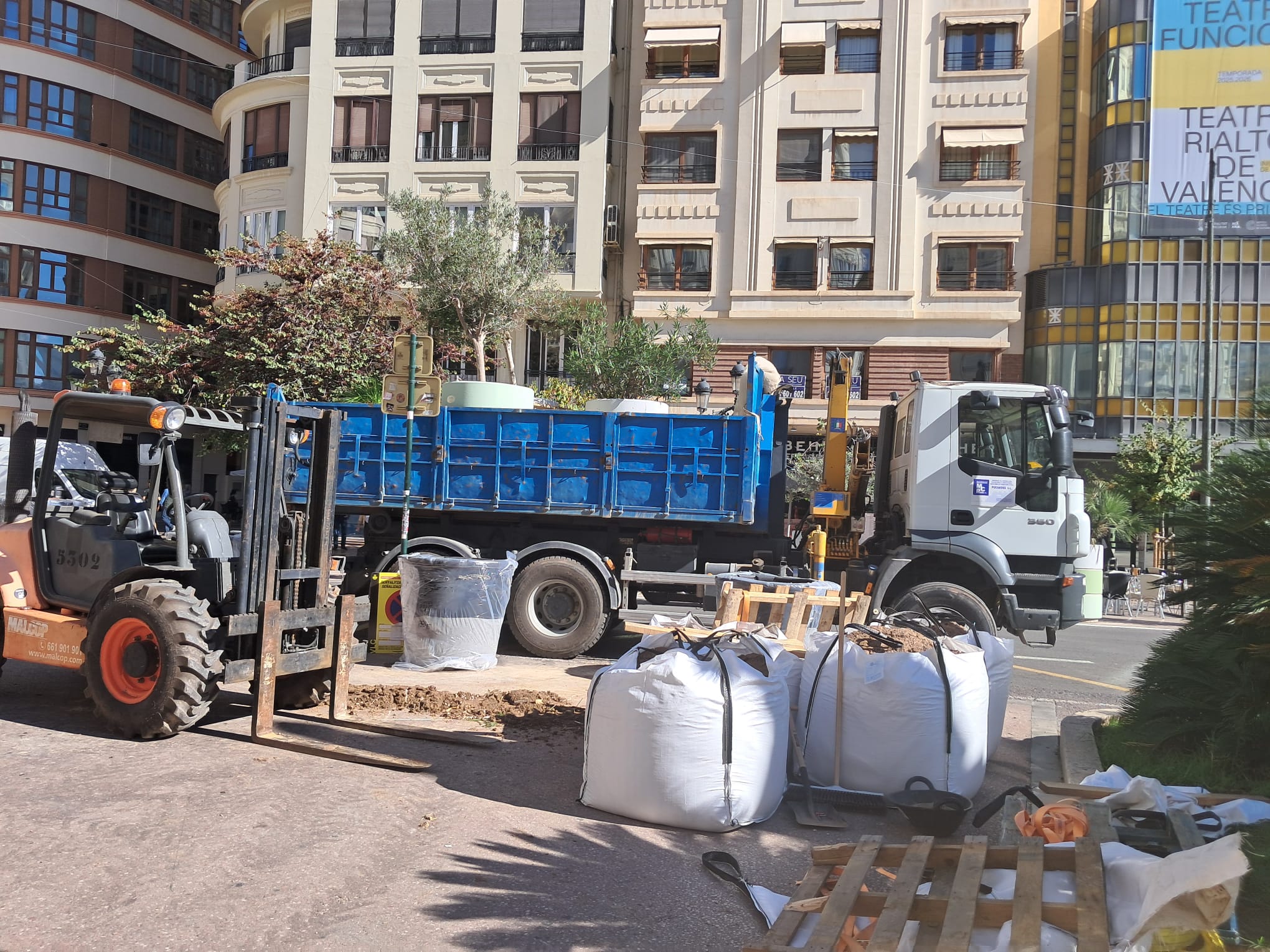 Catalá mientras redacta la reforma de la plaza del Ayuntamiento cambia los maceteros tras dos años de inacción 6 WhatsApp Image 2025 11 03 at 12.24.36