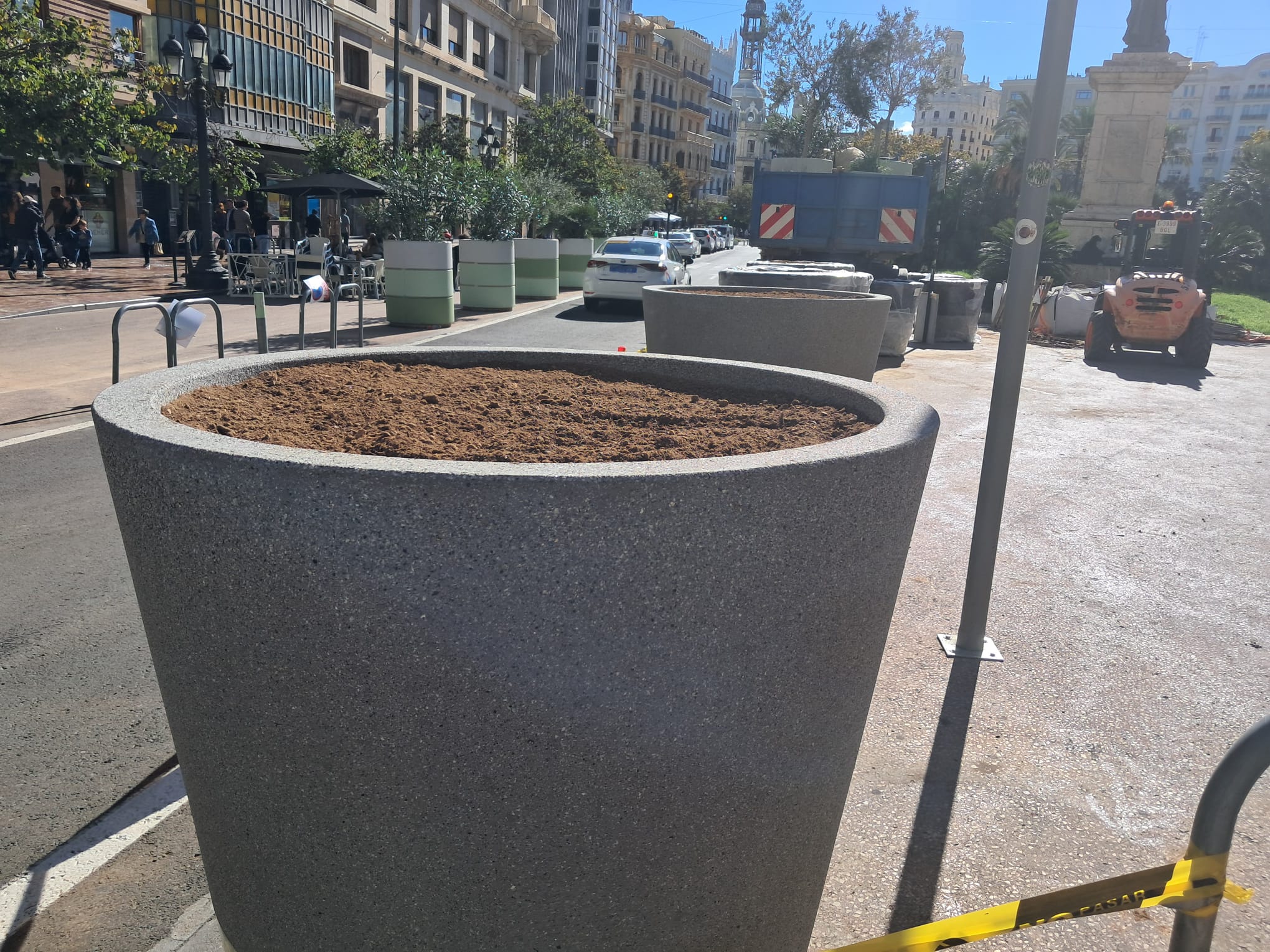 Catalá mientras redacta la reforma de la plaza del Ayuntamiento cambia los maceteros tras dos años de inacción 2 Parques y Jardines se entera del cambio de maceteros de la Plaza y de plantas por la prensa