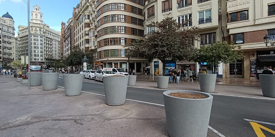 Catalá gasta 430.000€ en 182 maceteros y en 42 nuevos bancos para una plaza que va a reformar en meses 1 Catalá gasta 430.000€ en 182 maceteros y en 42 nuevos bancos para una plaza que va a reformar en meses