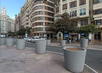 Catalá gasta 430.000€ en 182 maceteros y en 42 nuevos bancos para una plaza que va a reformar en meses 15 Catalá gasta 430.000€ en 182 maceteros y en 42 nuevos bancos para una plaza que va a reformar en meses