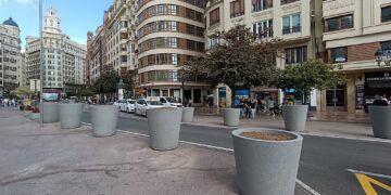 Catalá gasta 430.000€ en 182 maceteros y en 42 nuevos bancos para una plaza que va a reformar en meses