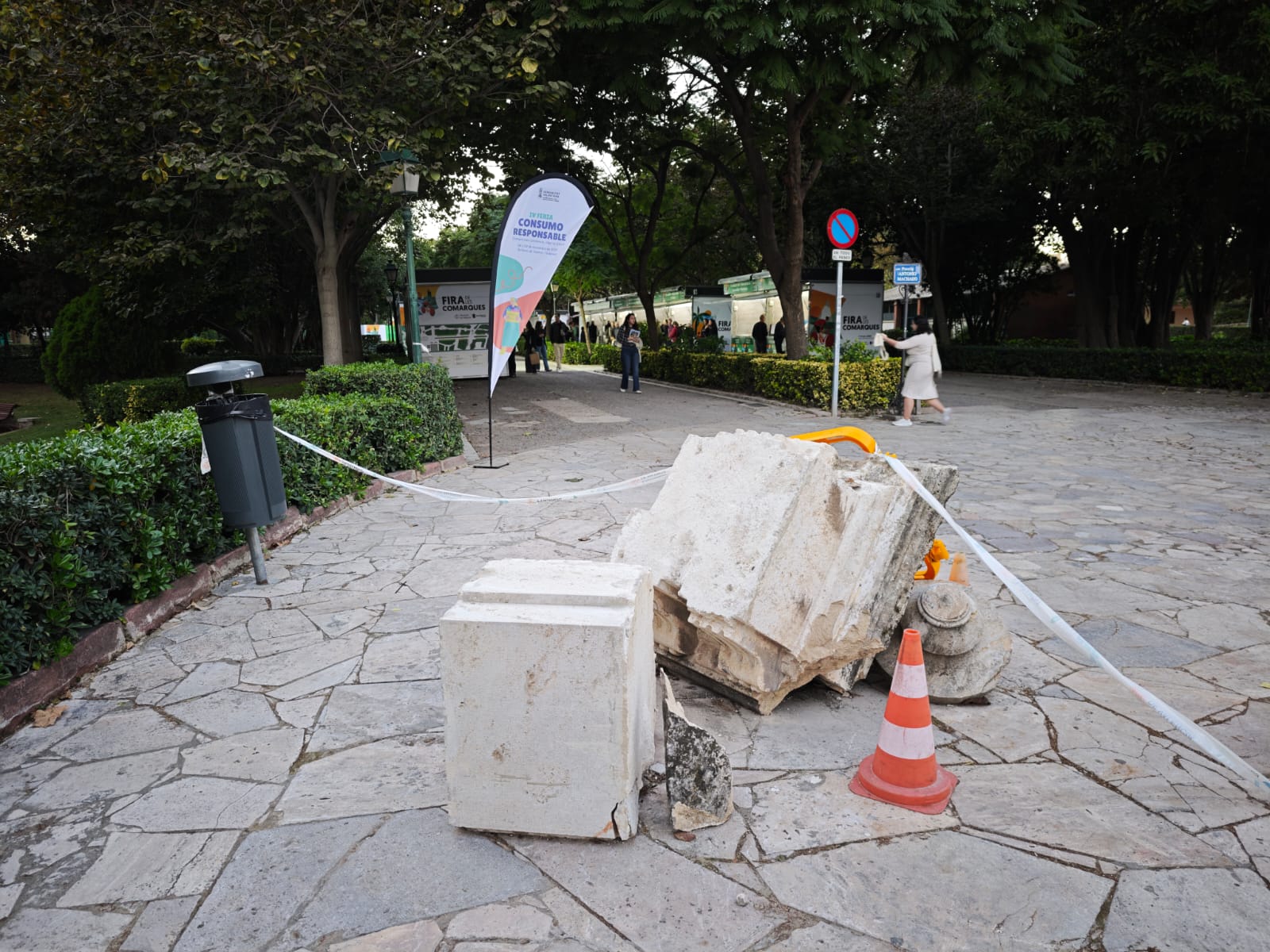 Catalá y su cuidado del patrimonio: La puerta de Viveros sigue en el suelo 4 meses después 3 WhatsApp Image 2025 11 08 at 18.17.28