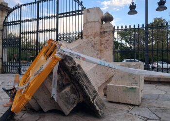 Catalá y su cuidado del patrimonio: La puerta de Viveros sigue en el suelo 4 meses después 14 Catalá y su cuidado del patrimonio: La puerta de Viveros sigue en el suelo 4 meses después