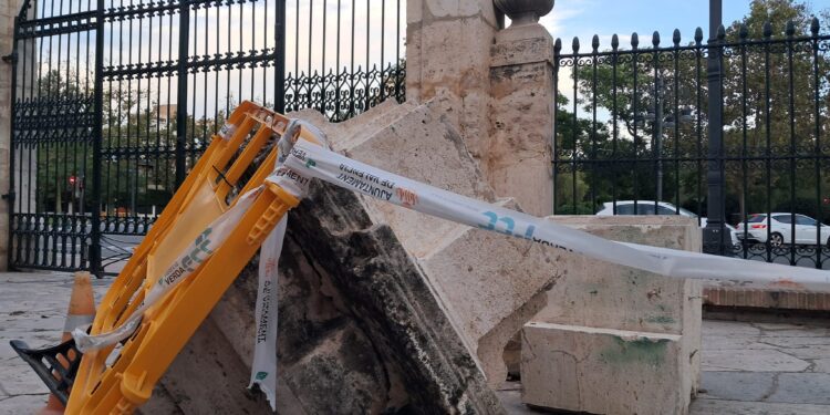 Catalá y su cuidado del patrimonio: La puerta de Viveros sigue en el suelo 4 meses después 1 Catalá y su cuidado del patrimonio: La puerta de Viveros sigue en el suelo 4 meses después