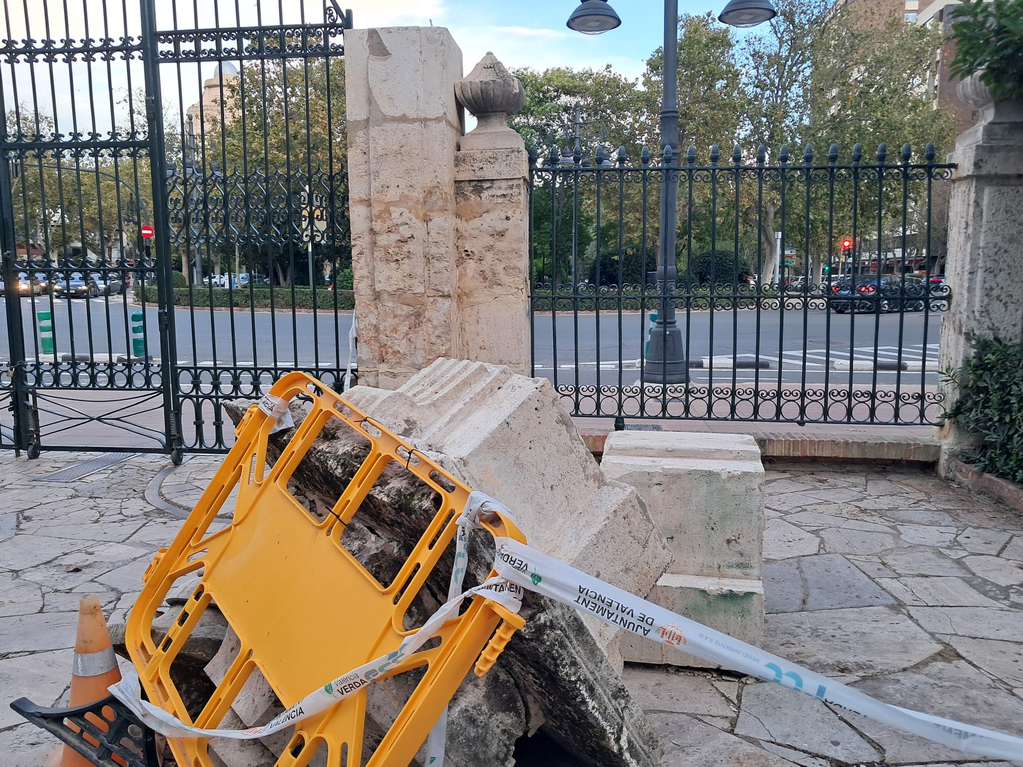 Catalá y su cuidado del patrimonio: La puerta de Viveros sigue en el suelo 4 meses después 2 WhatsApp Image 2025 11 09 at 18.53.381