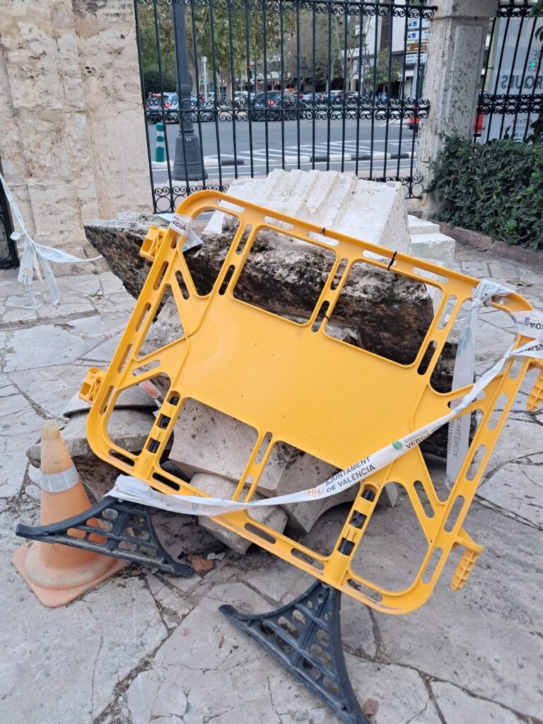 Catalá y su cuidado del patrimonio: La puerta de Viveros sigue en el suelo 4 meses después 4 WhatsApp Image 2025 11 09 at 18.53.39