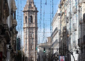 Valencia Ilumina la Navidad: Más Adornos en Pedanías Afectadas y 45 Árboles por Toda la Ciudad