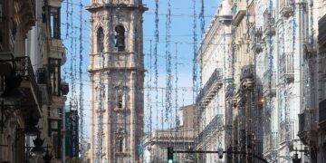 Valencia Ilumina la Navidad: Más Adornos en Pedanías Afectadas y 45 Árboles por Toda la Ciudad