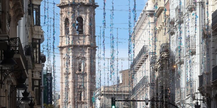 Valencia Ilumina la Navidad: Más Adornos en Pedanías Afectadas y 45 Árboles por Toda la Ciudad