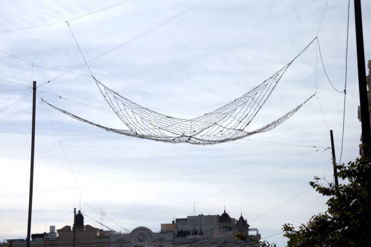 Valencia Ilumina la Navidad: Más Adornos en Pedanías Afectadas y 45 Árboles por Toda la Ciudad