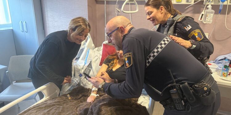 Policías del Marítimo atienden un parto en un piso del Cabanyal y salvan a madre e hijo 1 Policías del Marítimo atienden un parto en un piso del Cabanyal y salvan a madre e hijo