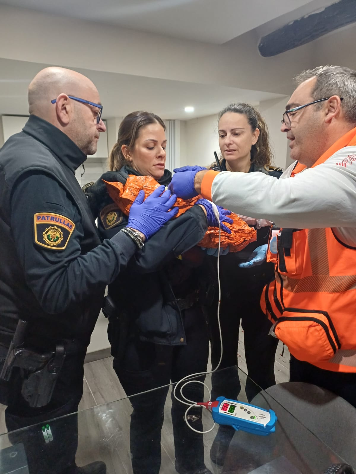 Policías del Marítimo atienden un parto en un piso del Cabanyal y salvan a madre e hijo 2 WhatsApp Image 2025 11 13 at 11.46.301
