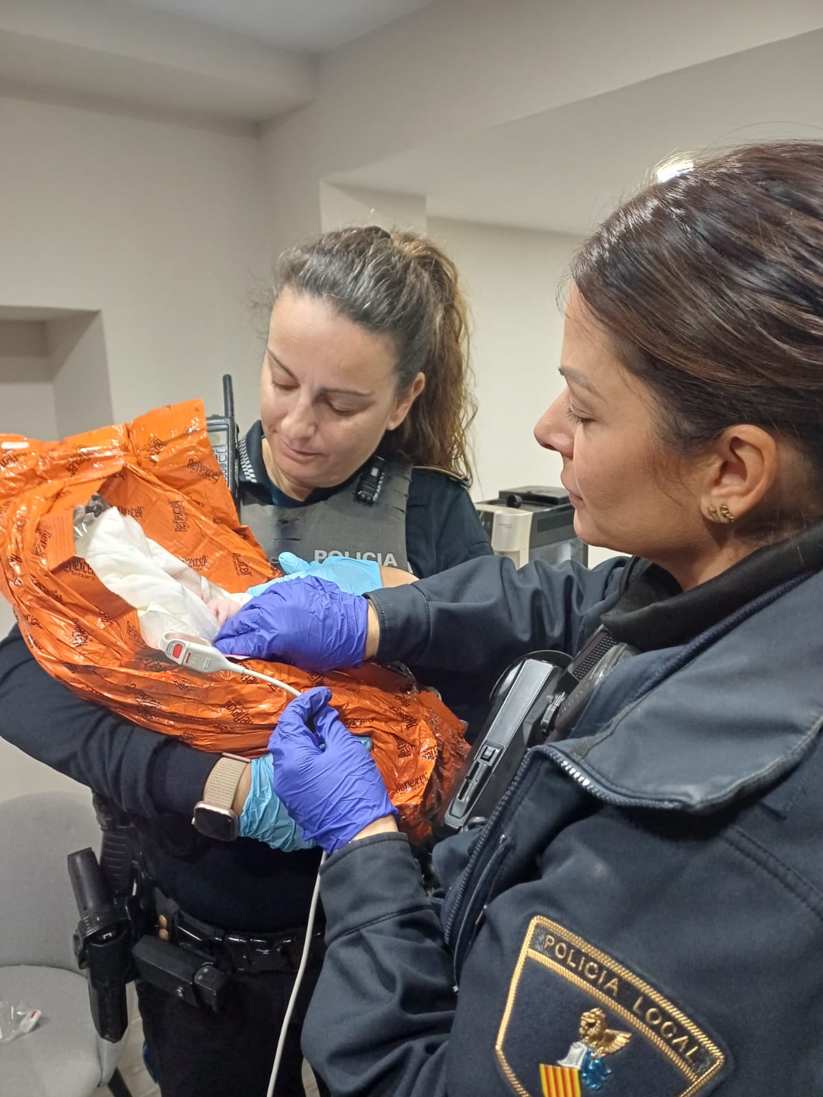 Policías del Marítimo atienden un parto en un piso del Cabanyal y salvan a madre e hijo 3 WhatsApp Image 2025 11 13 at 11.46.302