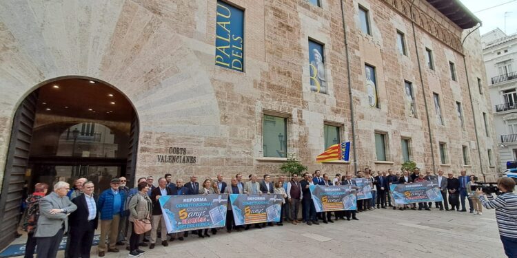 Juristes Valencians exigen la defensa del Dret Valencià en el Congreso, Llanos Massó ha de ejercer como presidenta de Les Corts