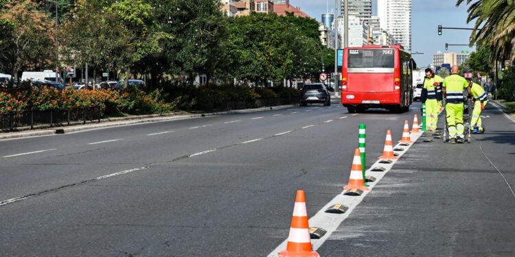 El Ajuntament de Valéncia comienza a señalizar carriles EMT y taxi exclusivos en avenidas y vías congestionadas