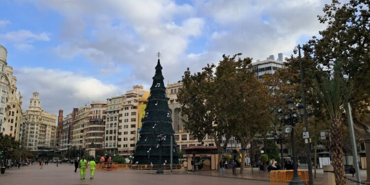 Valencia ya luce su árbol de Navidad de 25 metros en la Plaza de l'Ajuntament