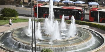 Valéncia limpia y mejora la iluminación de la fuente de la plaza del Ajuntament