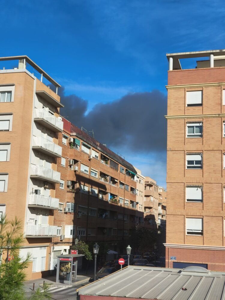 Gran columna de humo en la Malvarrosa y Patacona por un espectacular incendio industrial en Alboraya