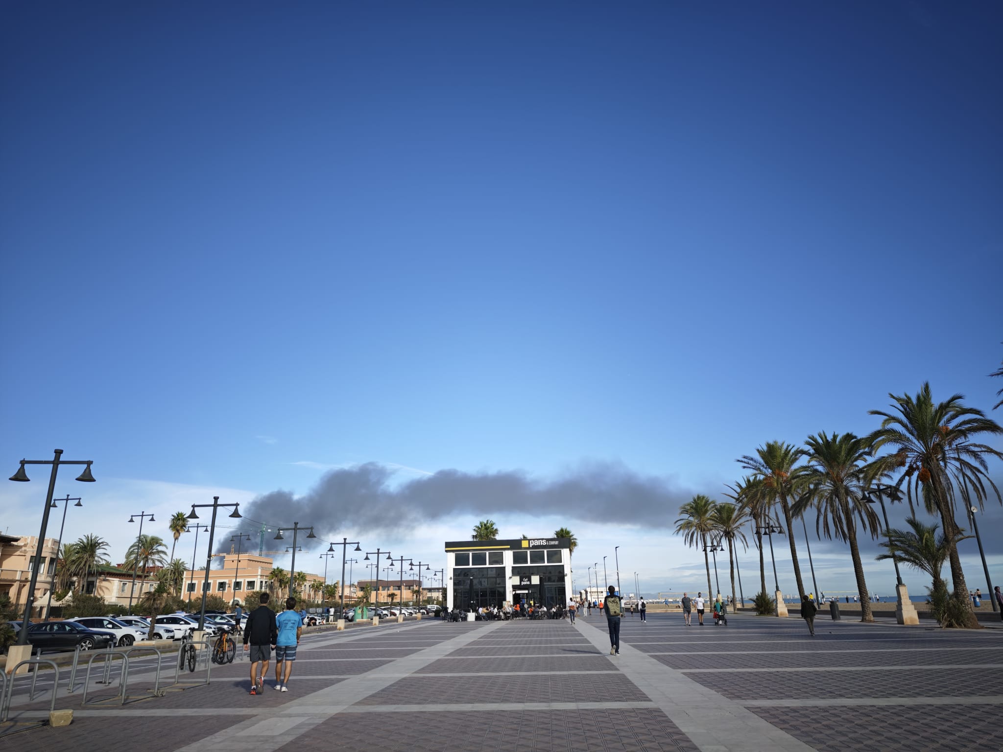 Gran columna de humo en la Malvarrosa y Patacona por un espectacular incendio industrial en Alboraya 3 WhatsApp Image 2025 11 15 at 11.09.03