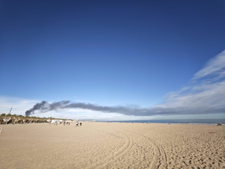 Gran columna de humo en la Malvarrosa y Patacona por un espectacular incendio industrial en Alboraya