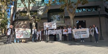 Los médicos valencianos vuelven a concentrarse ante la Consellería de Sanitat