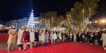 Una plaza absolutamente abarrotada enciende la Navidad en Valencia